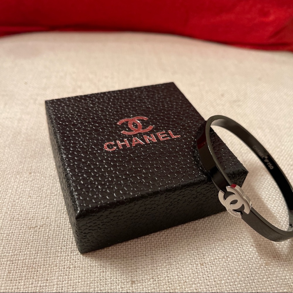 CC bracelet Available in silver logo bracelet